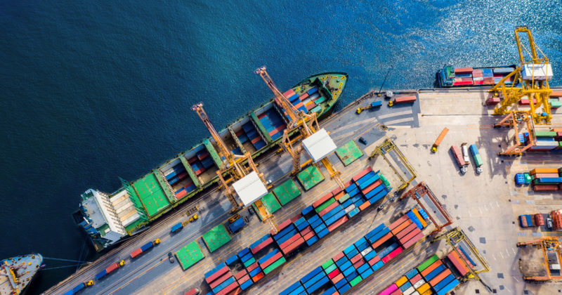 Escasez de contenedores encarece transporte marítimo